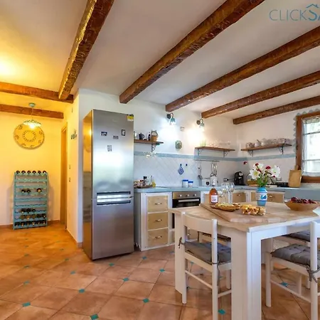 Josephine Con Piscina E Parco Per 8 Ospiti